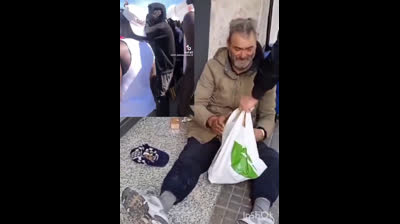 Despertad!!  Los ancianos que han trabajado toda la vida pasan penurias y los ilegales viven en hoteles, tienen  comida, móviles, etc..!!!!