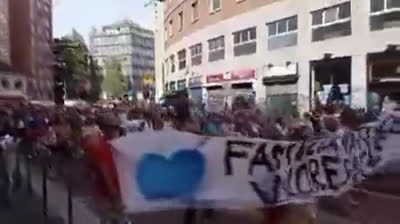 NEFASTO GOLPE A LA IDEOLOGÍA DE GÉNERO LGBTQ ? “Familia normal, valores naturales. ¡No toques a los niños!"