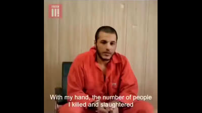 Un terrorista del Estado Islámico sonríe mientras describe con orgullo lo que le hizo a los yazidíes y a los cristianos, todo ello frente a una de sus víctimas.