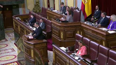 Sólo hace falta ver las caras de los pocos que se atreven a alzar la mirada para saber quién es el líder de la oposición.