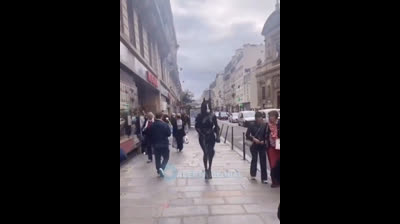 El mundo en descomposición absoluto.  París. Esta mujer se auto percibe como caballo