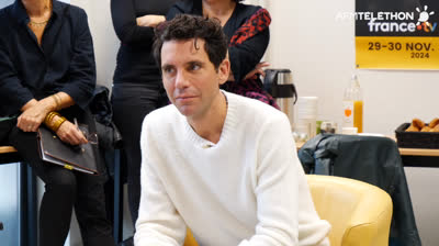 Mika en visite à l'AFM-Téléthon (2024)