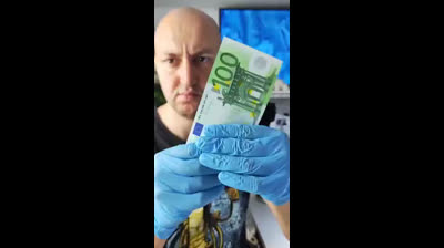 Ovni et alien cacher sur les billets de banque
