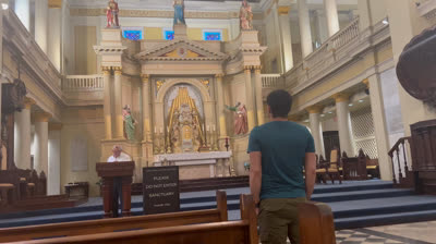 José Rafael Cordero Sánchez dentro de la catedral new Orleans