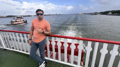 José Rafael Cordero Sánchez en la popa del Natchez barco