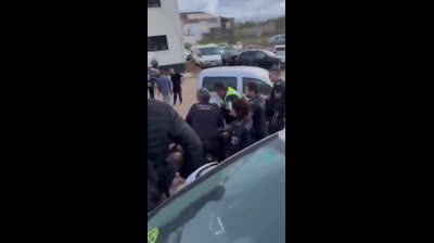 La Policía, harta de estar atada de manos y pies por el Gobierno, detiene a la fuerza a un magrebí que se estaba dedicando a saquear negocios ¡!
