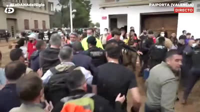 Demasiado ha tardado el Jefe del Estado y del Ejército en aparecer por la zona afectada.