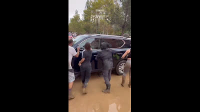 El comunista se presenta a los 5 dias tan chulo y ha salido por patas al coche y dejando al rey solo.
