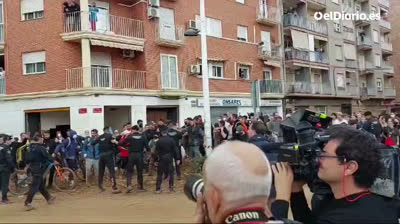 Felipe VI recibido con abucheos,  pero el comunista ha salido por patas abandonando el barco!