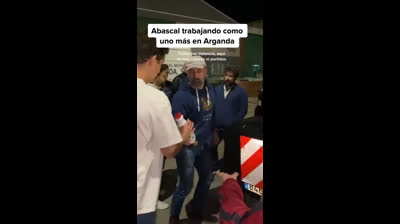 Abascal se quita el traje y la corbata para ponerse a ayudar a los vecinos en Arganda, que le devuelven el cariño con aplausos y palabras de afecto