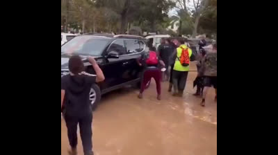 La rata simula una agresión y desfallecimiento para justificar su cobarde huida ante el pueblo.