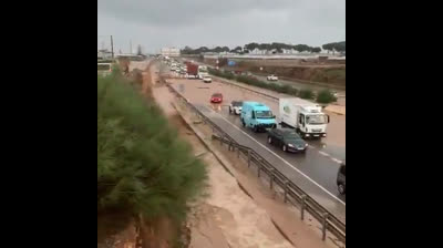 La gota  fría en todas partes a causa de las presas derrumbadas, abandono y falta de control... Autovía A-7 a la altura de Balanegra, Almeria!!