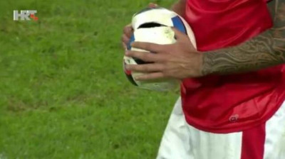 Pukla lopta na utakmici Francuske i Švicarske Euro 2016.