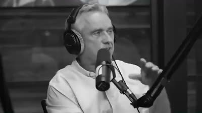 Robert F Kennedy Jr: "Las grandes farmacéuticas ganan 60.000 M de dólares al año vendiendo vacunas, Enfermas a la gente y luego les vendes una cura para toda la vida...