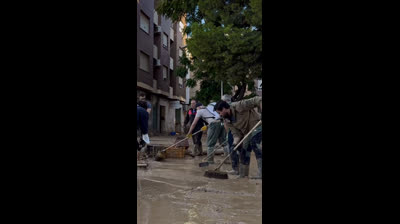 Sorprendente y un orgullo Alvise pérez el unico politico que esta ayudando  y no deja de mancharse las manos de barro por el pueblo!