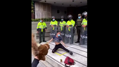 La mili deber de ser obligatoria para enseñar a estos humanoides con patas modales y respeto hacia la autoridad y hacia los ciudadanos...