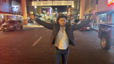 Jose Rafael Cordero Sanchez visita el Rodeo en la ciudad de Fort Worth