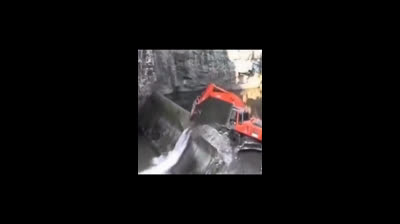 Valencia, resumen. El homicida sánchez castejón no permitió  la ayuda hasta una semana después  para que NO pudieran SER TESTIGOS ante el mundo de los miles de fallecidos