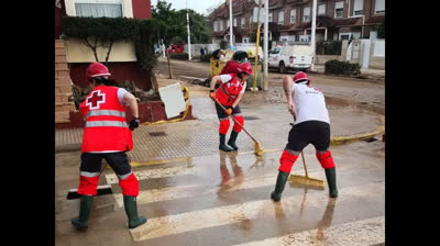 La estafa de la Cruz Roja por la foto, de Voluntariado. Con la ropa  sin una mancha de barro , las botas y los cepillos,  nuevos y el  coche, limpio, burlandose de las víctimas y de toda españa