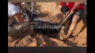 Voluntarios con sus propios medios desentierran coches sepultados en el barro seco y piden ayuda. Probablemente hay personas dentro.
