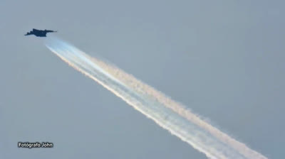 Avión militar dispersando los  cielos de Barcelona. Para quien no se haya dado cuenta, estamos en guerra climática.