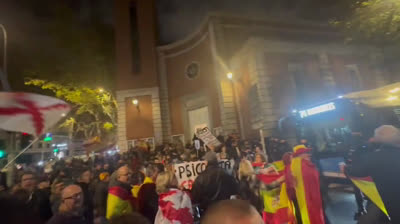 ¡NO DEJA DE LLEGAR GENTE!  Ahora mismo gritos de: «este gobierno, tiene que caer» en la c/ Ferraz frente a la sede del PSOE