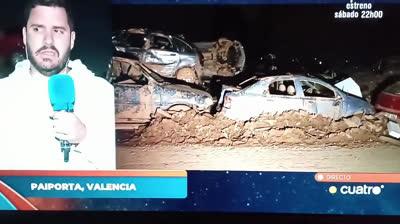 Los camiones están vaciando todo ese fango que no es solo barro es gasoil, aceites, neveras, desechos directamente al barranco que va a la Albufera y al Mar Mediterráneo.